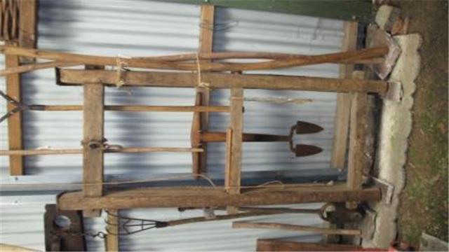Slede met houten glijbomen en sponnenzijborden of rongen, Karrenmuseum Essen